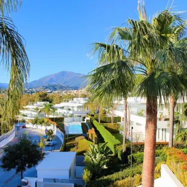 Sale of middle floor apartment in New Golden Mile