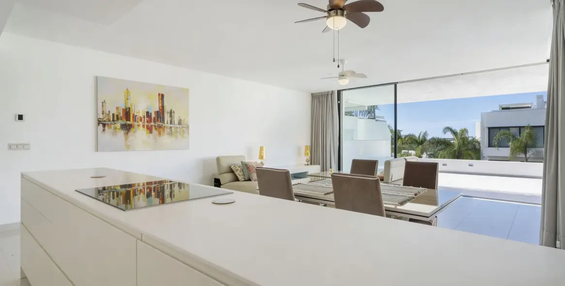 Продажа апартаментов на среднем этаже в New Golden Mile 7