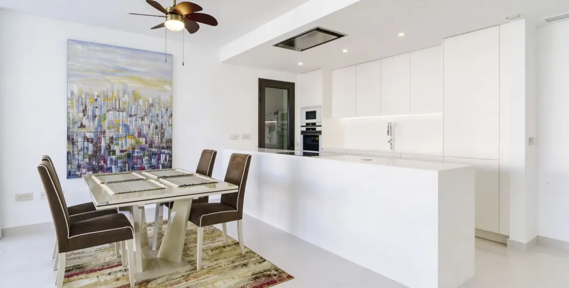 Продажа апартаментов на среднем этаже в New Golden Mile 8