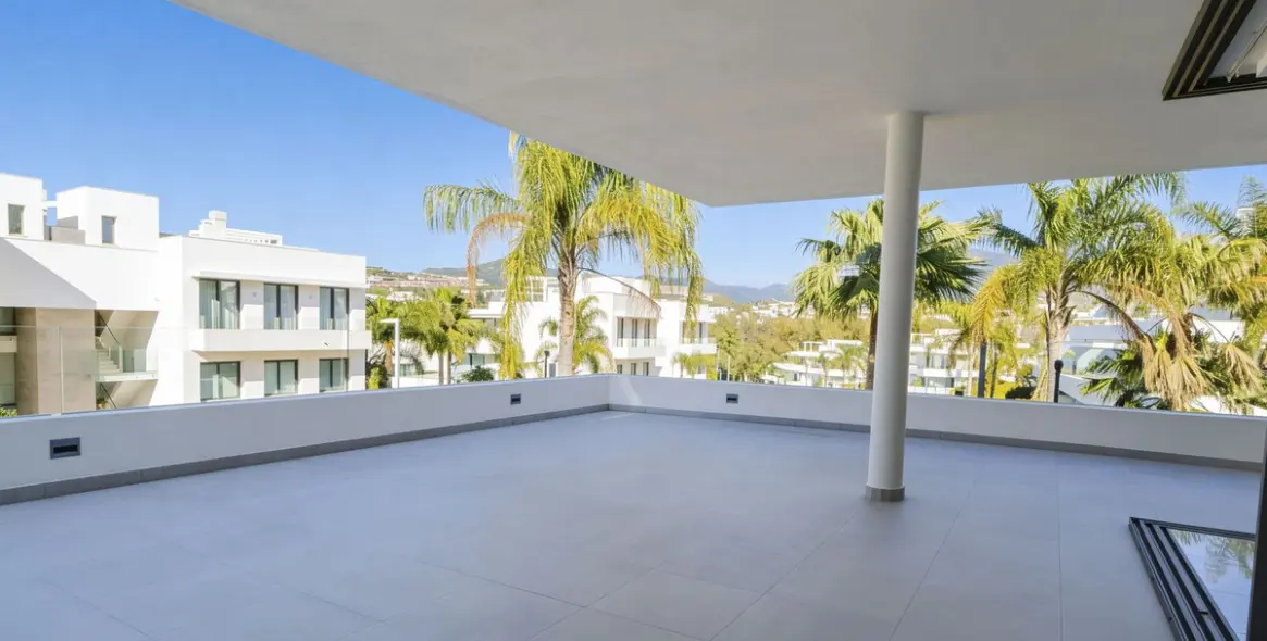 Продажа апартаментов на среднем этаже в New Golden Mile 11