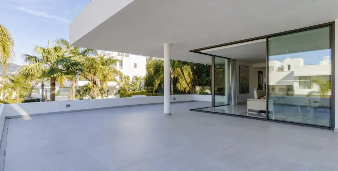 Продажа апартаментов на среднем этаже в New Golden Mile 12