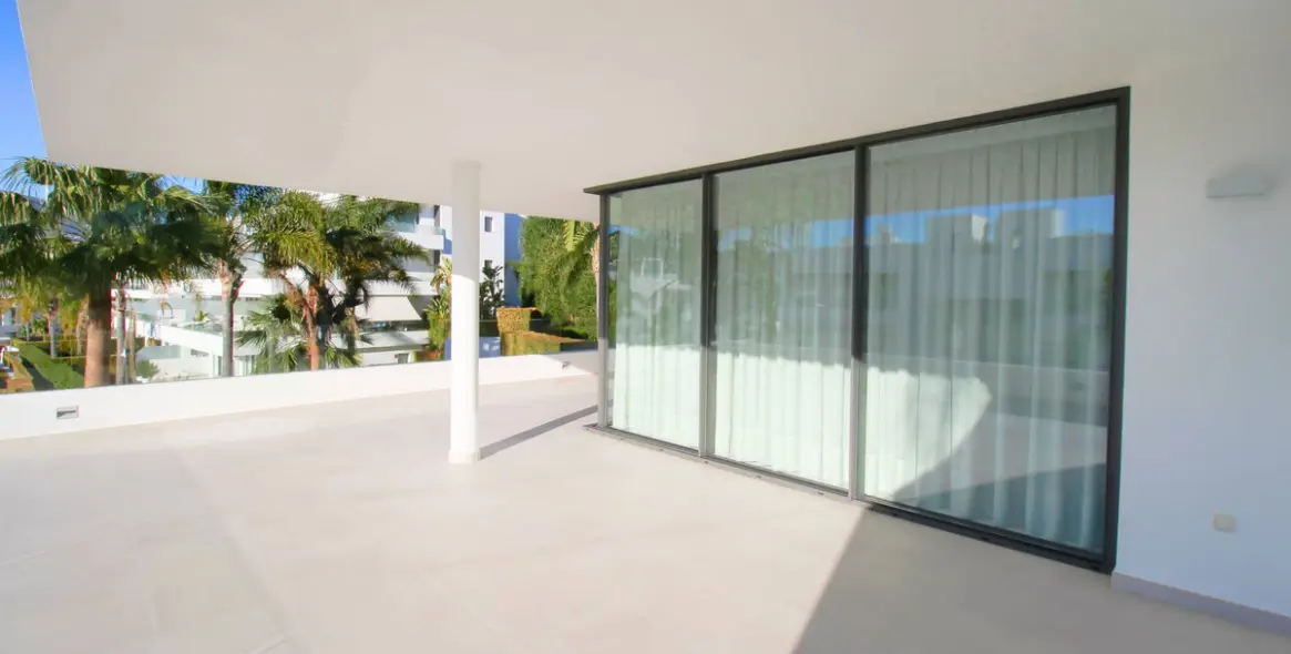 Продажа апартаментов на среднем этаже в New Golden Mile 13