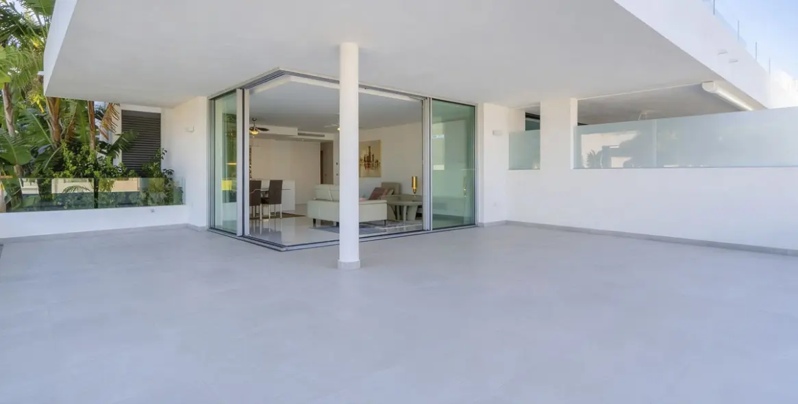 Продажа апартаментов на среднем этаже в New Golden Mile 14