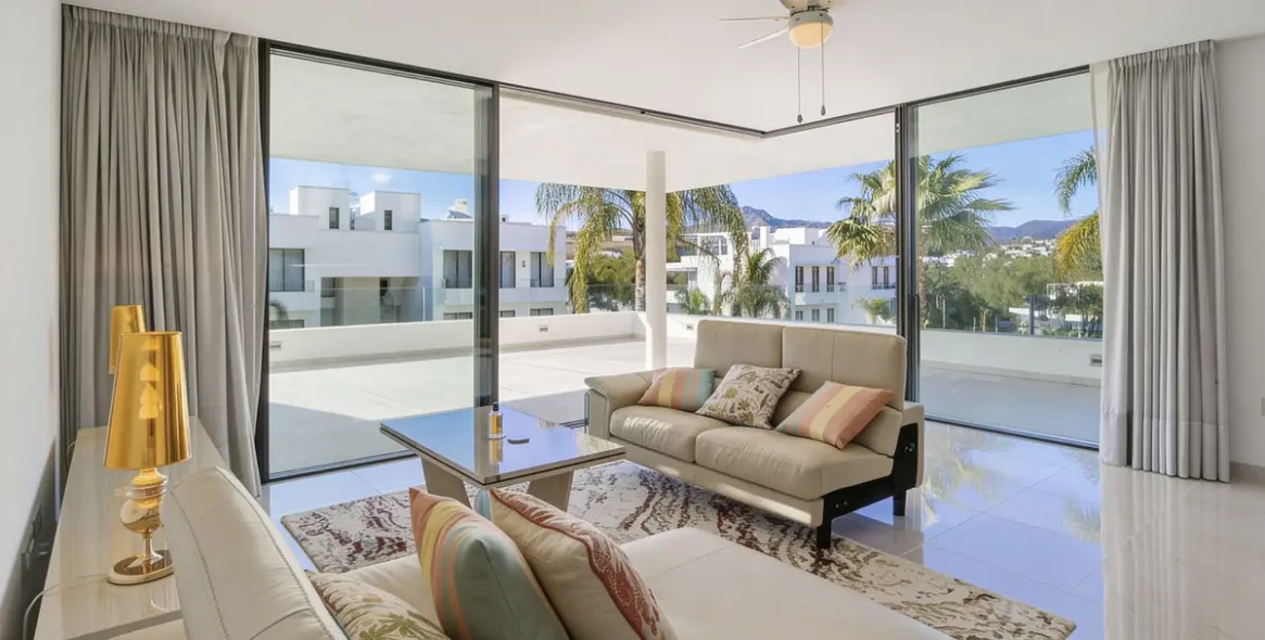 Продажа апартаментов на среднем этаже в New Golden Mile 18