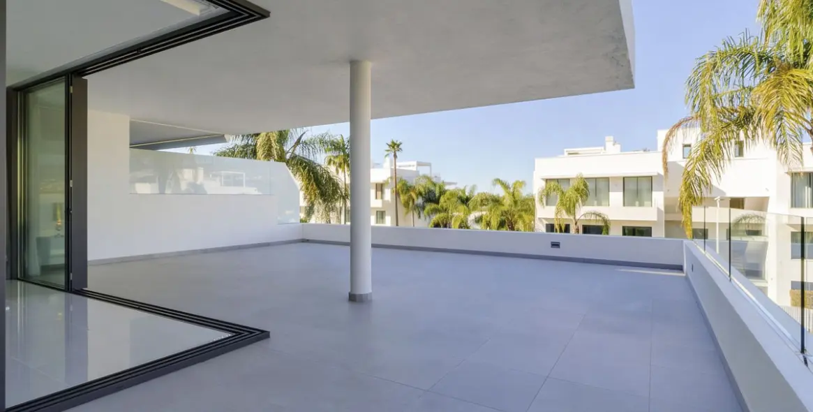 Продажа апартаментов на среднем этаже в New Golden Mile 19