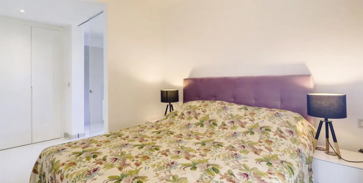 Продажа апартаментов на среднем этаже в New Golden Mile 21