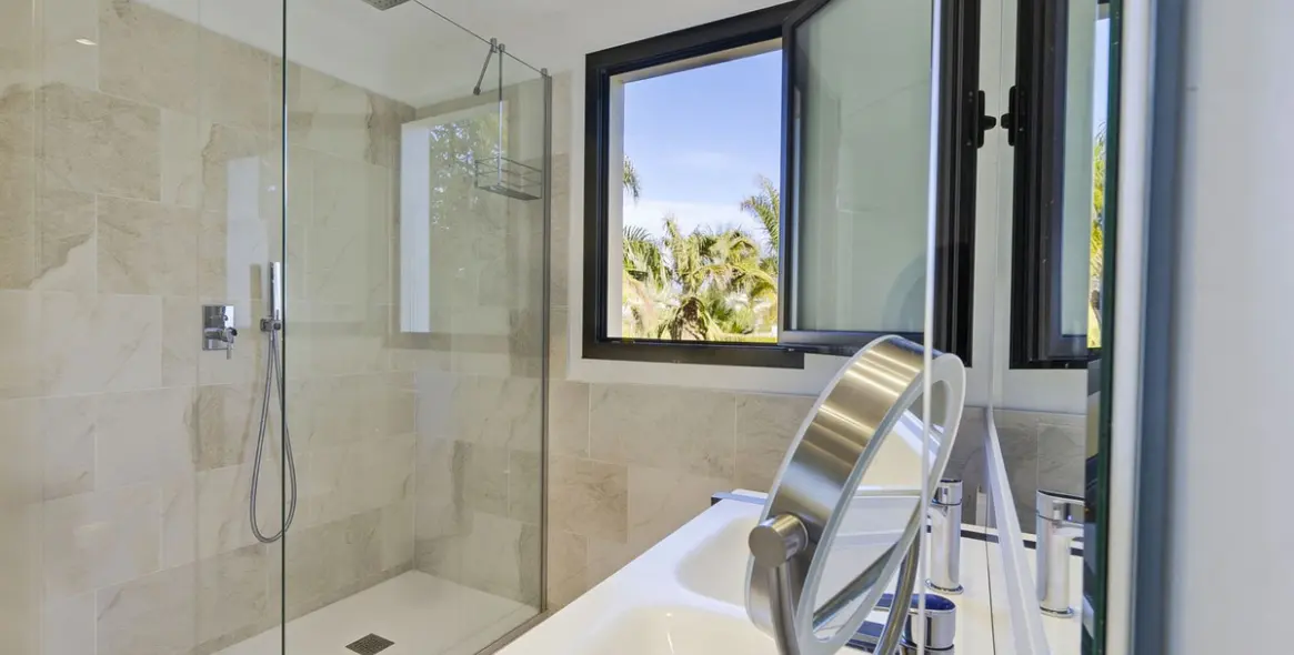 Продажа апартаментов на среднем этаже в New Golden Mile 23