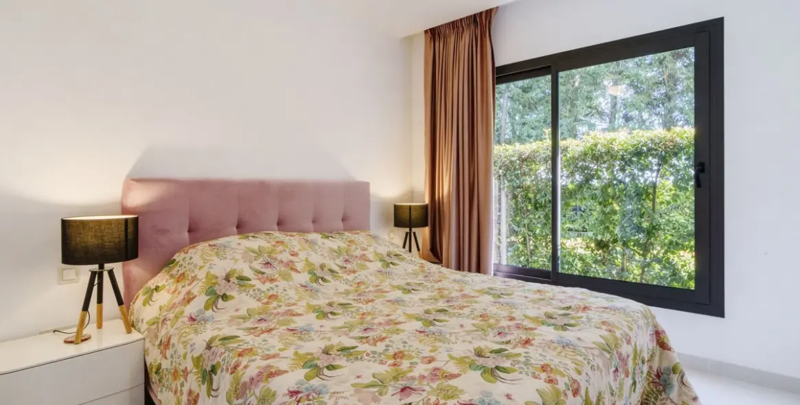 Продажа апартаментов на среднем этаже в New Golden Mile 24