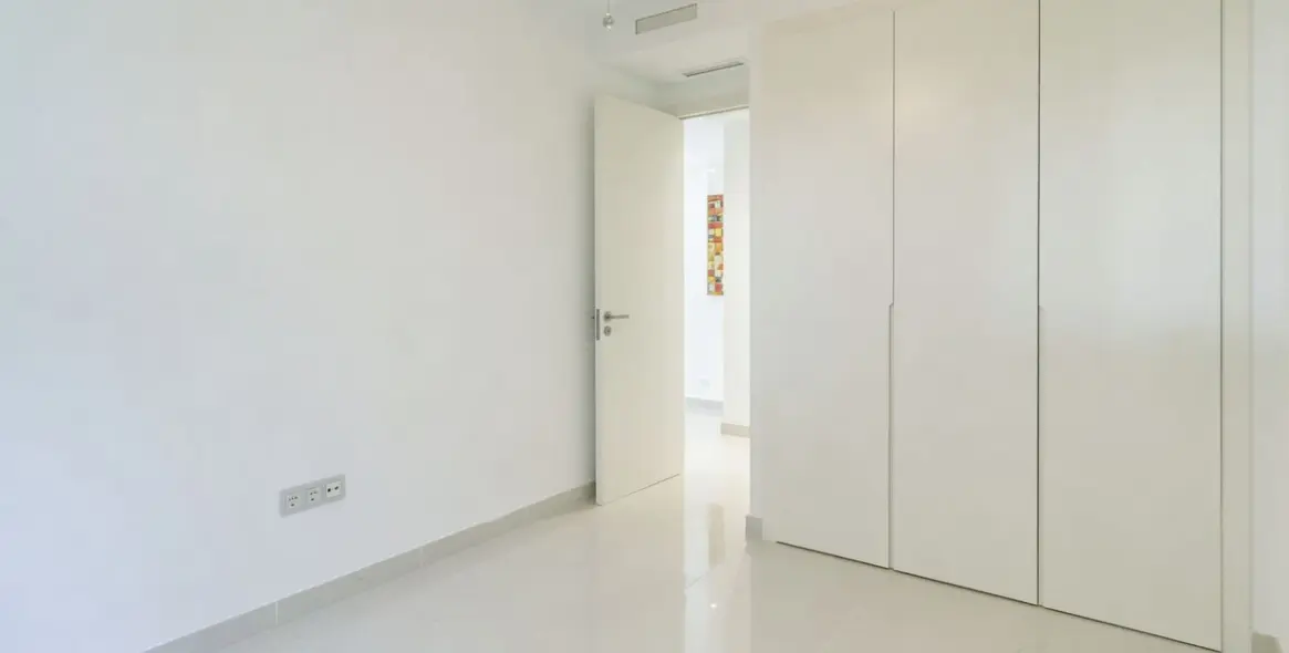 Продажа апартаментов на среднем этаже в New Golden Mile 25