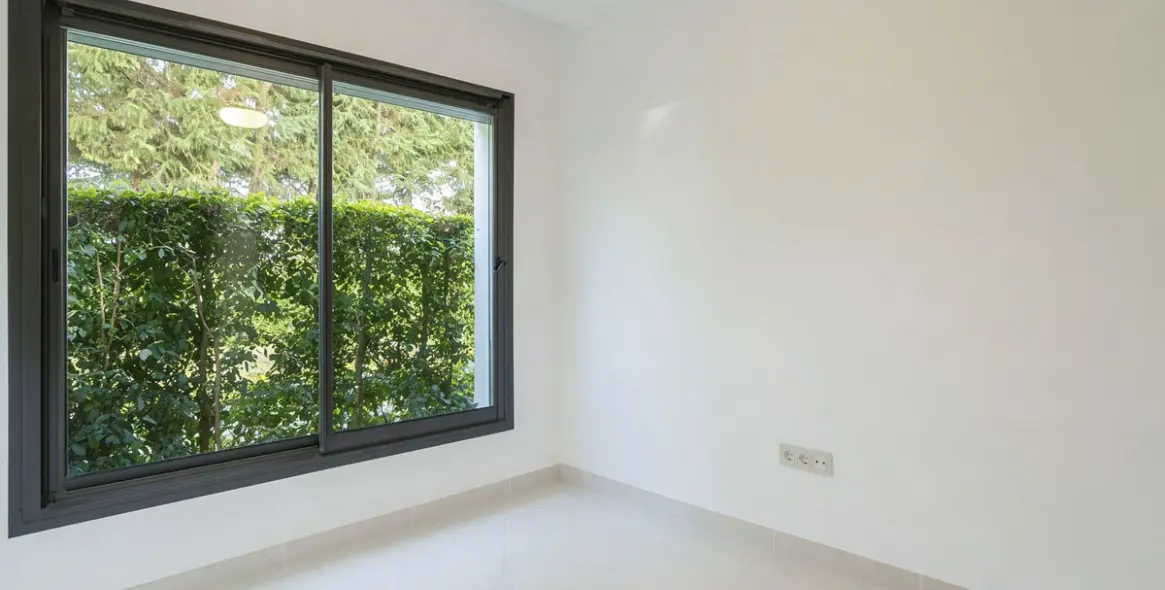 Продажа апартаментов на среднем этаже в New Golden Mile 28