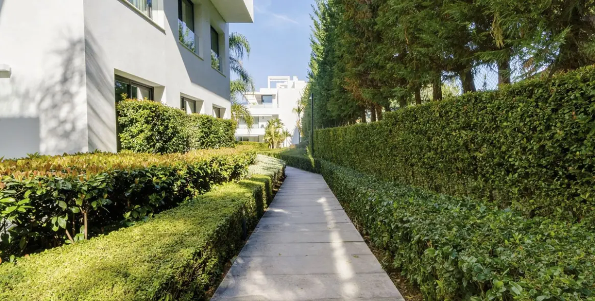 Продажа апартаментов на среднем этаже в New Golden Mile 31