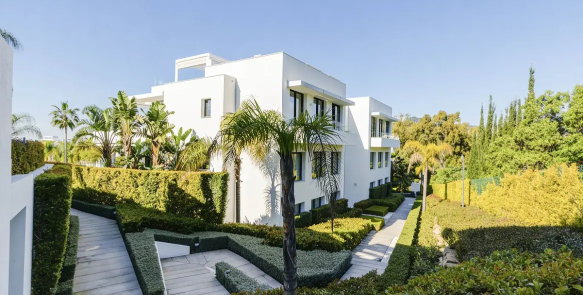 Продажа апартаментов на среднем этаже в New Golden Mile 32