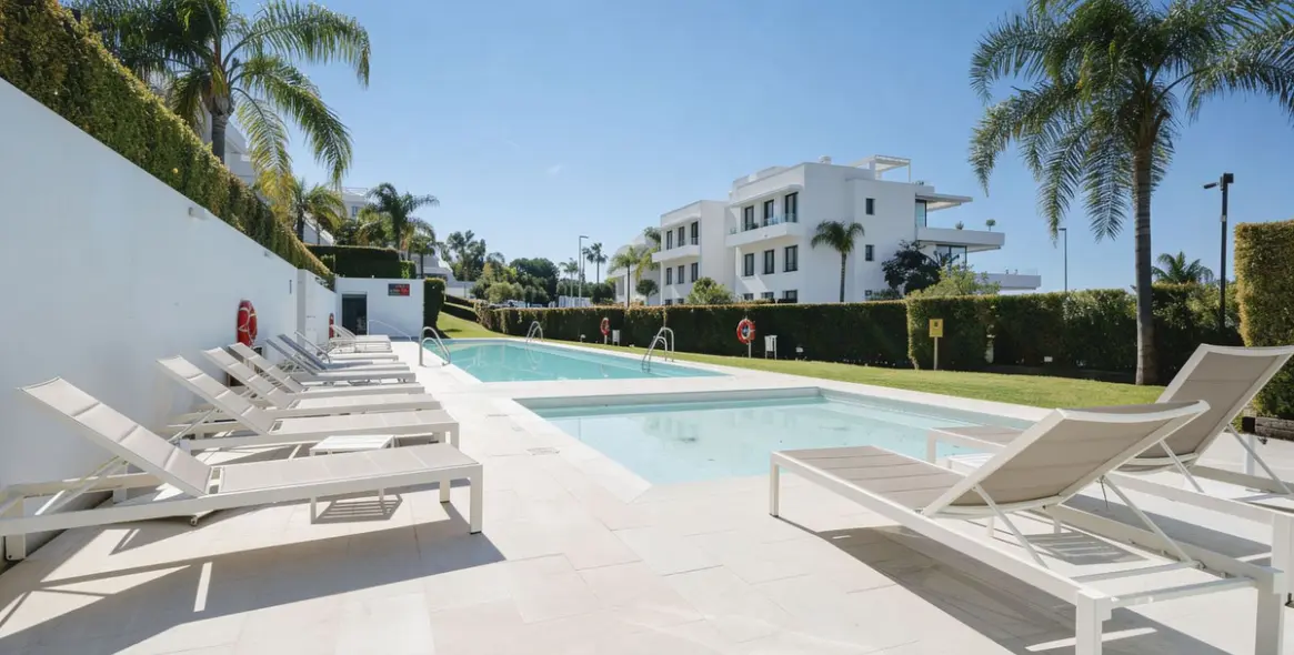 Продажа апартаментов на среднем этаже в New Golden Mile 33