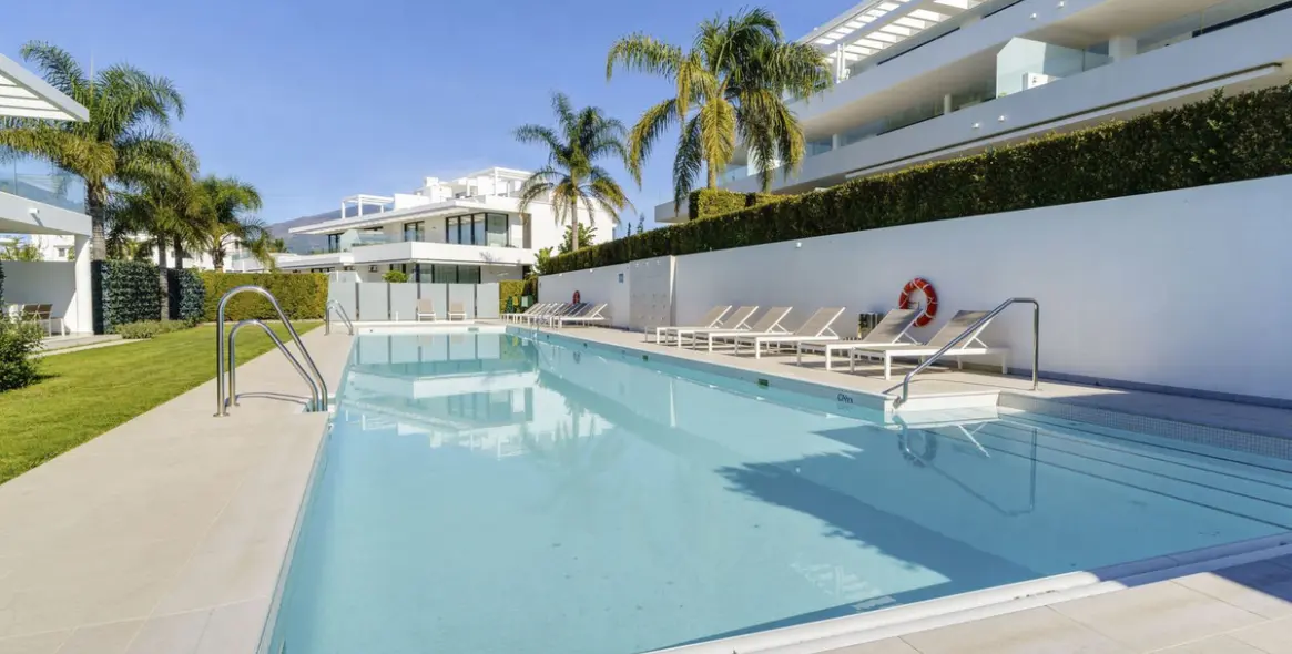 Продажа апартаментов на среднем этаже в New Golden Mile 34