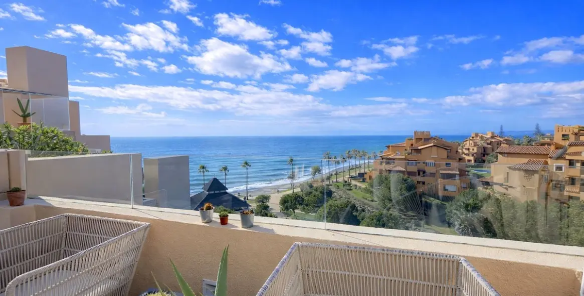 Продажа двухуровневого пентхауса в Estepona 1