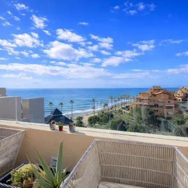 Продажа двухуровневого пентхауса в Estepona