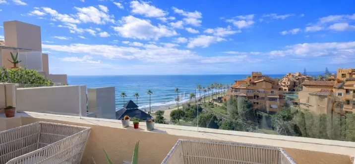 Продажа двухуровневого пентхауса в Estepona 0