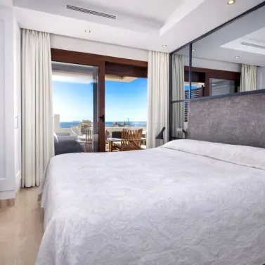 Продажа двухуровневого пентхауса в Estepona