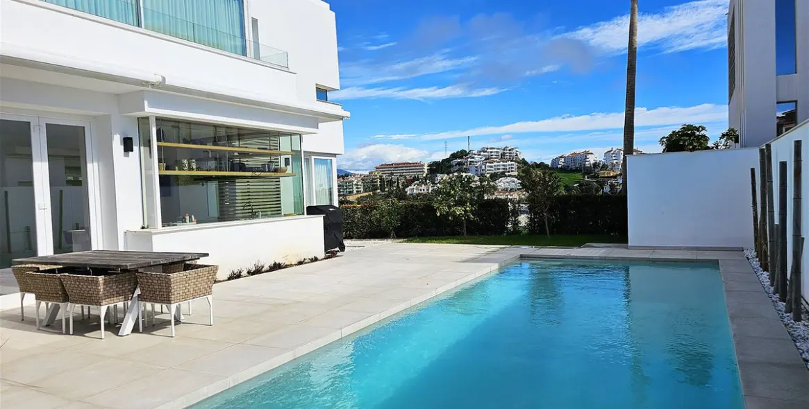 Venta de villa independiente en Riviera del Sol 1