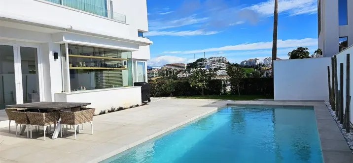 Venta de villa independiente en Riviera del Sol 0