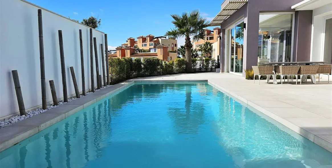 Venta de villa independiente en Riviera del Sol 28