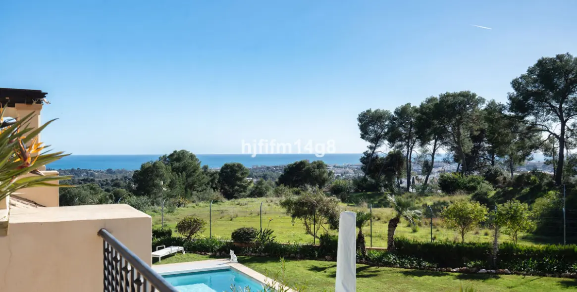 Venta de apartamento en planta media en Nueva Andalucía 2