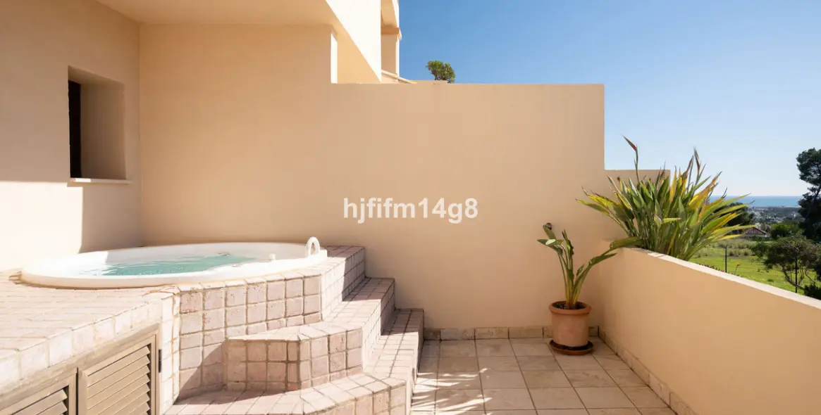 Venta de apartamento en planta media en Nueva Andalucía 3