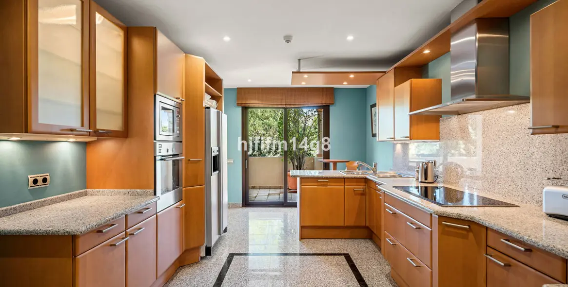 Venta de apartamento en planta media en Nueva Andalucía 7