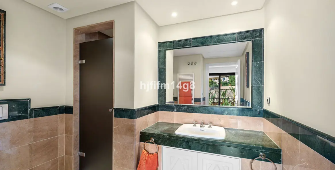 Venta de apartamento en planta media en Nueva Andalucía 13