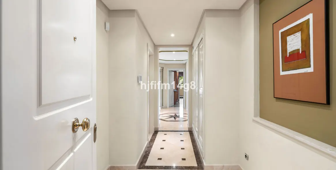 Venta de apartamento en planta media en Nueva Andalucía 18