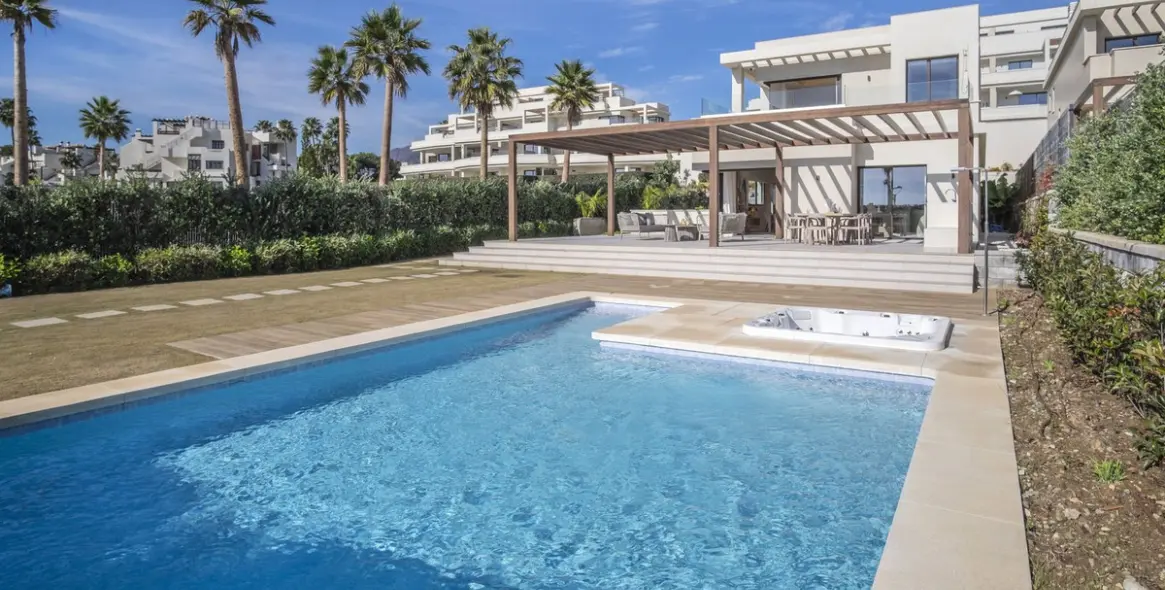 Sale of detached villa in New Golden Mile 1