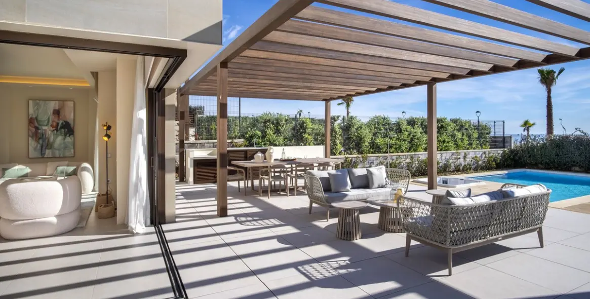 Sale of detached villa in New Golden Mile 8