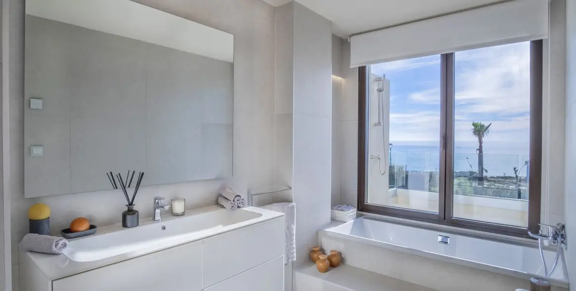 Sale of detached villa in New Golden Mile 15