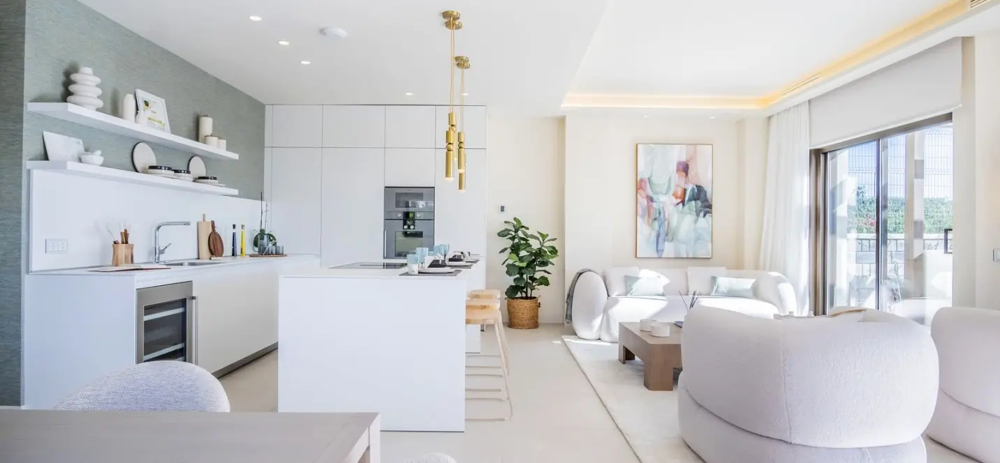 Sale of detached villa in New Golden Mile 1