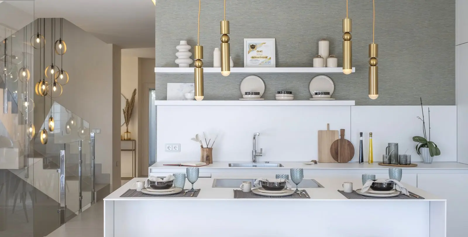 Sale of detached villa in New Golden Mile 7