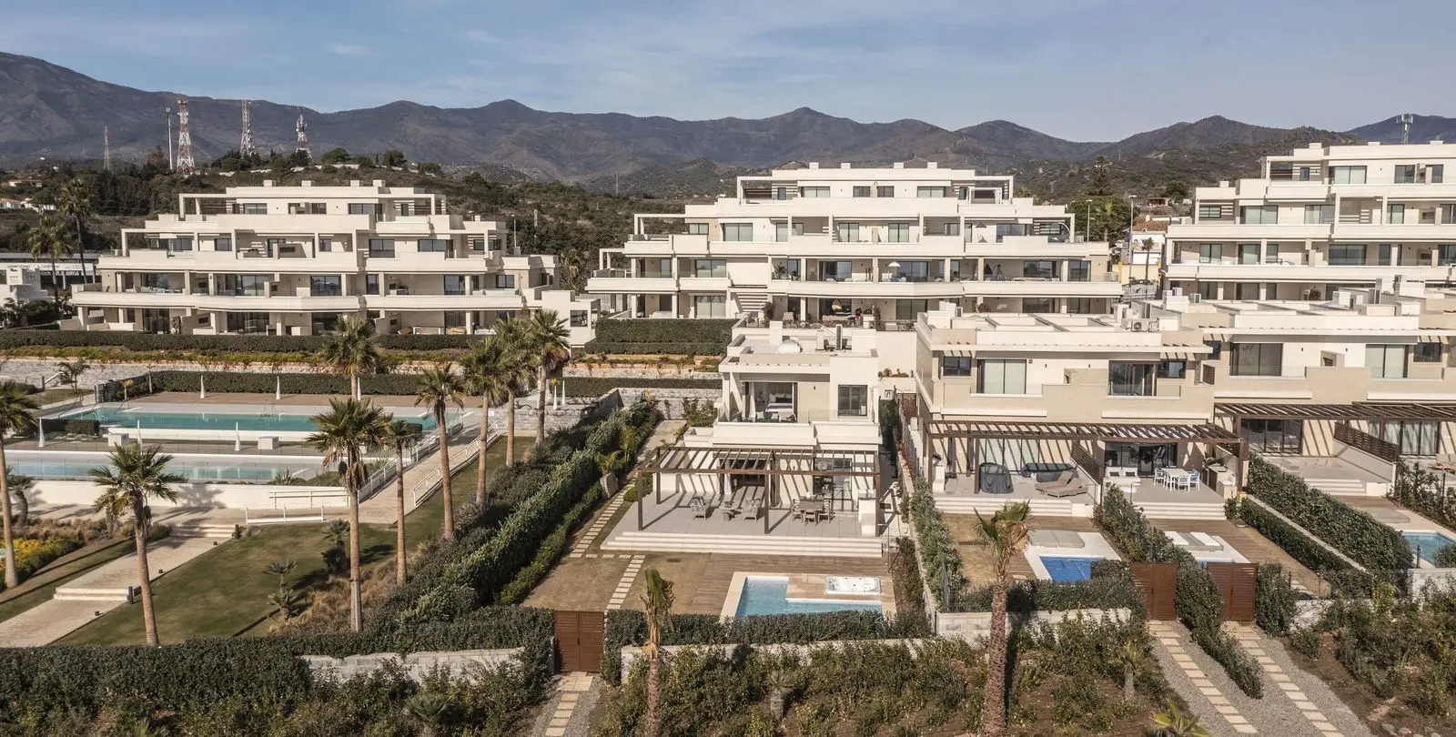 Sale of detached villa in New Golden Mile 27