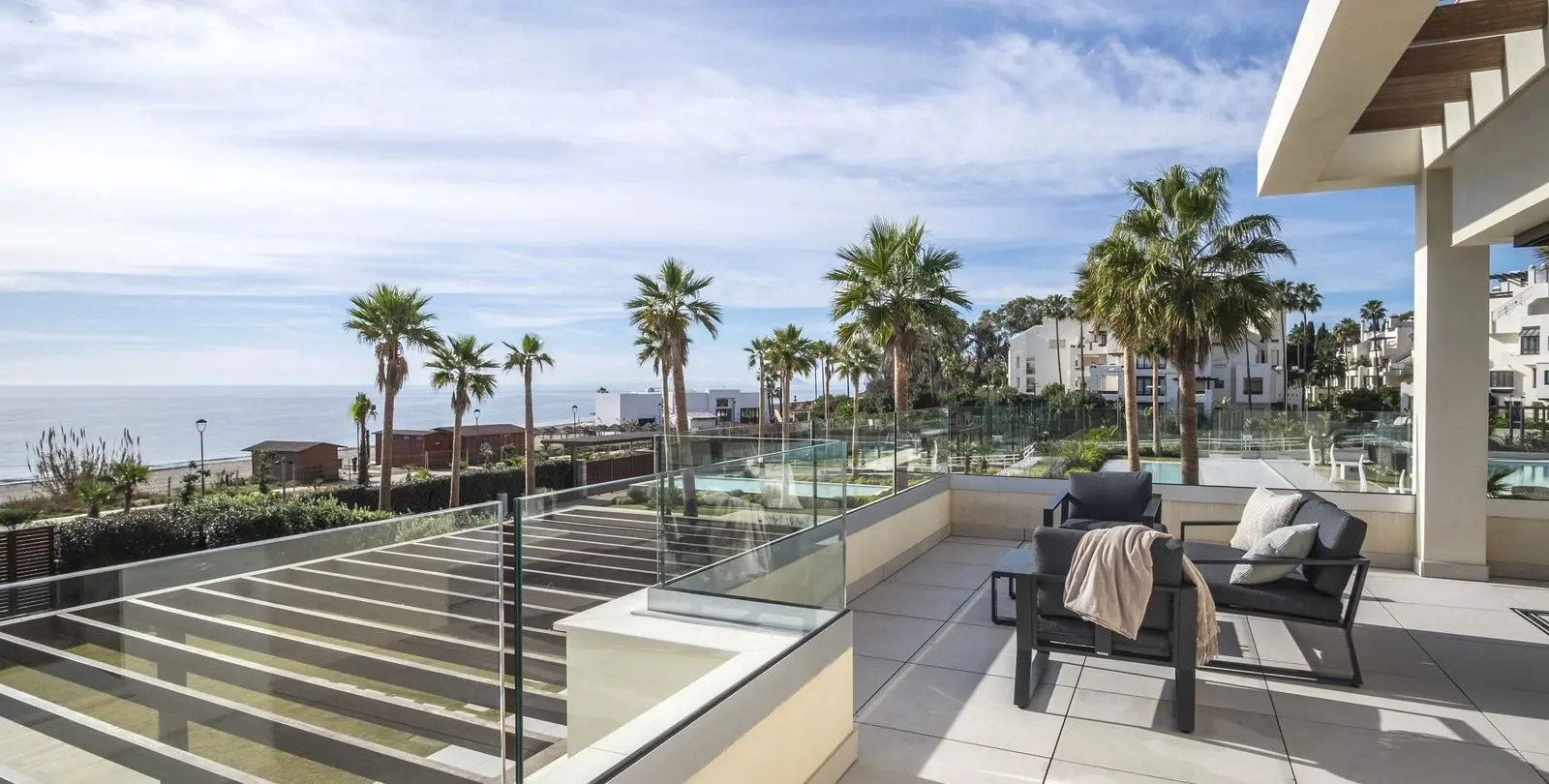 Sale of detached villa in New Golden Mile 29