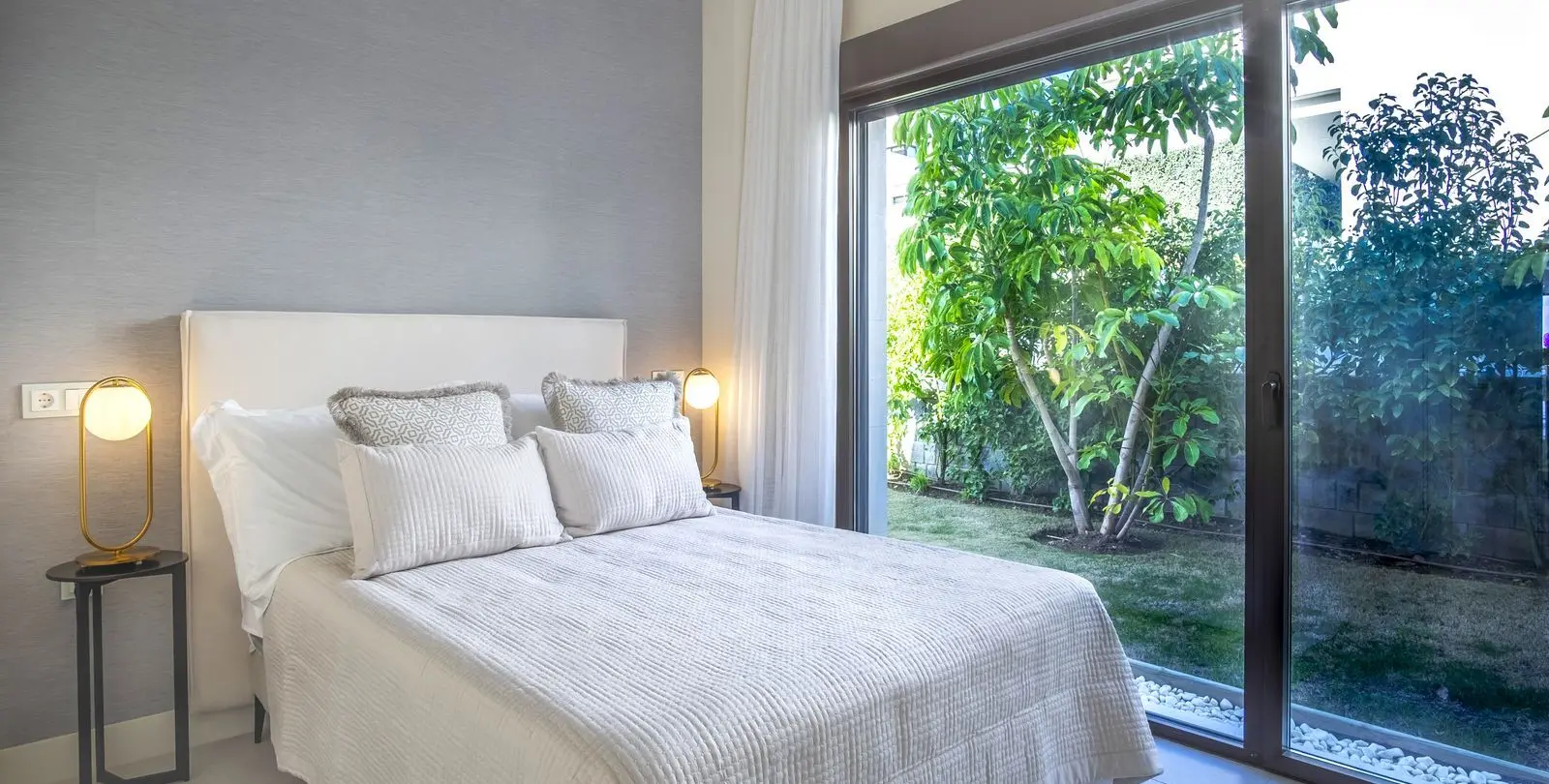 Sale of detached villa in New Golden Mile 33
