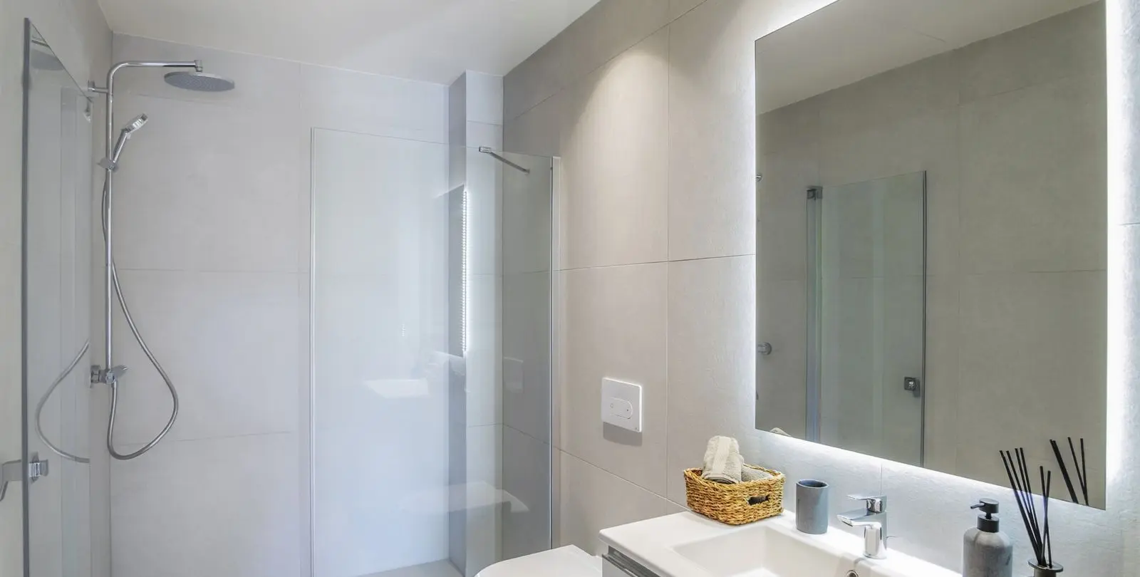 Sale of detached villa in New Golden Mile 34