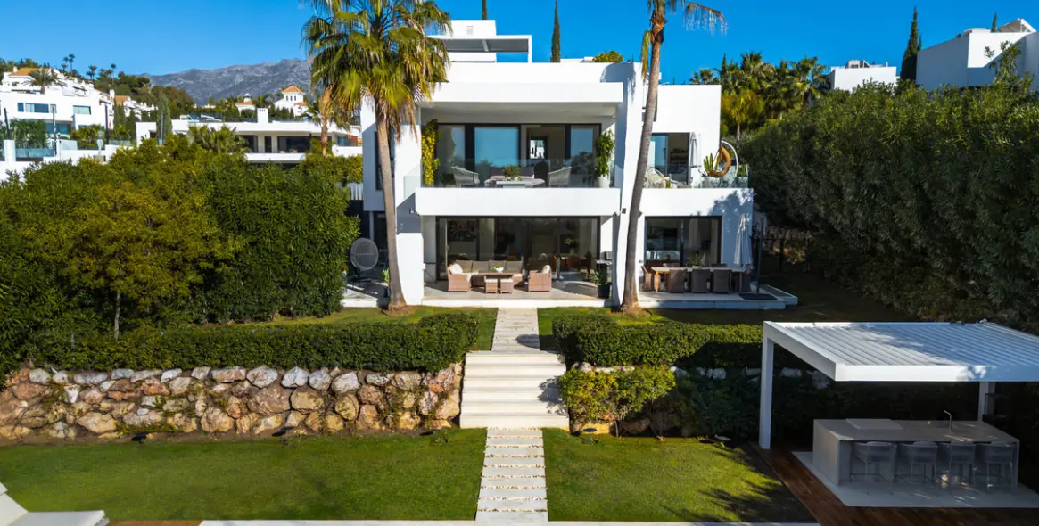 Venta de villa independiente en Nueva Andalucía 1