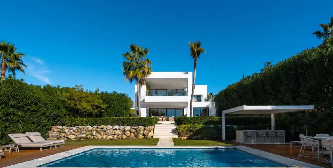 Venta de villa independiente en Nueva Andalucía 3