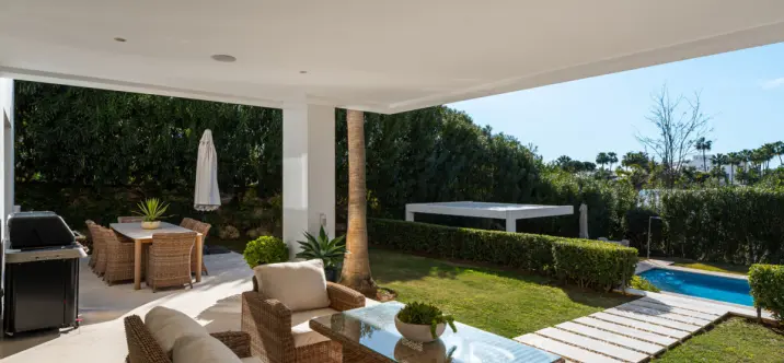 Venta de villa independiente en Nueva Andalucía 4