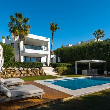 Venta de villa independiente en Nueva Andalucía