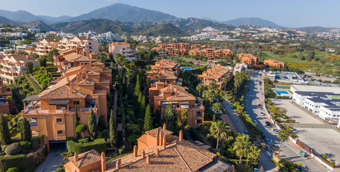 Long-term rent of middle floor apartment in Estepona 1