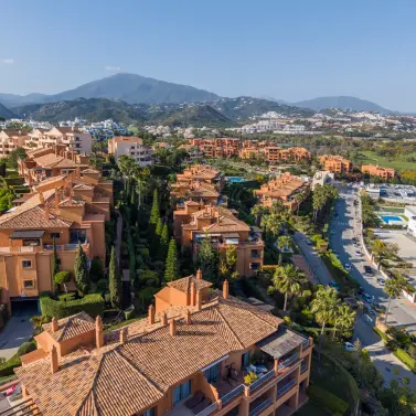 Alquiler a largo plazo de apartamento en planta media en Estepona
