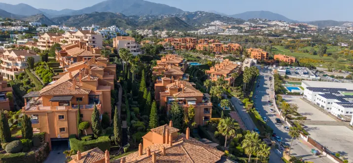 Alquiler a largo plazo de apartamento en planta media en Estepona 0