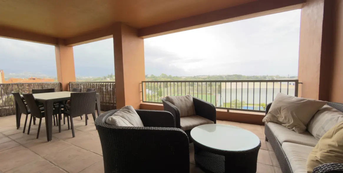 Long-term rent of middle floor apartment in Estepona 2