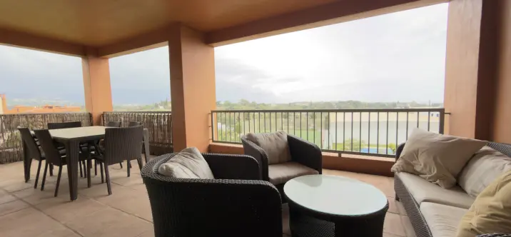 Alquiler a largo plazo de apartamento en planta media en Estepona 1