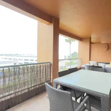 Alquiler a largo plazo de apartamento en planta media en Estepona