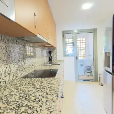 Alquiler a largo plazo de apartamento en planta media en Estepona